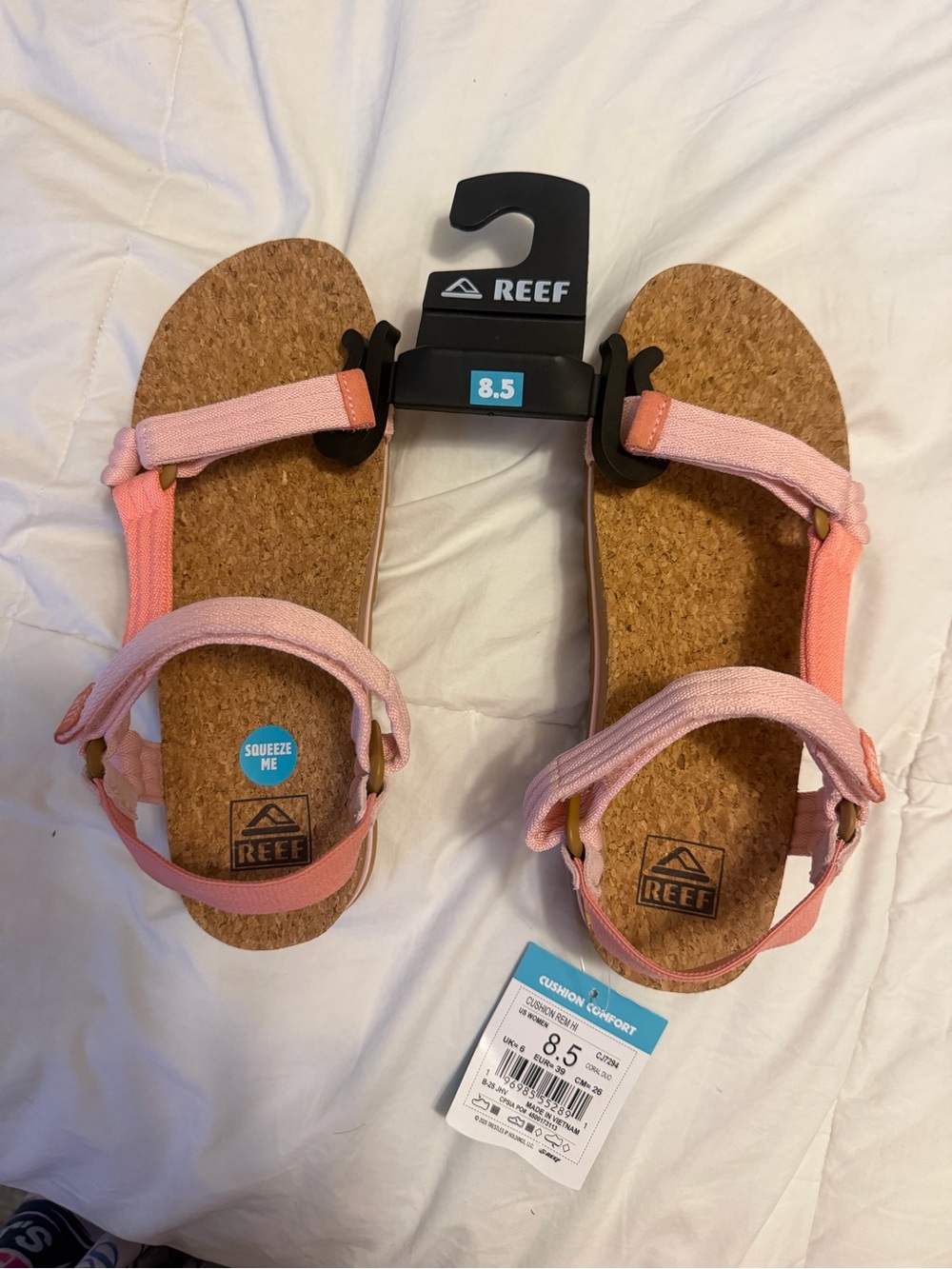 NWT Reef women’s Pink Cork Footbed Sandals - Size 8.5